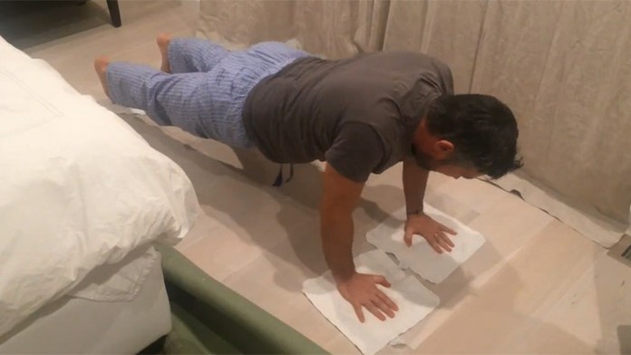 Stephen Handisides ukázal, ako sa dá využiť voľný čas a zacvičiť si na hotelovej izbe.