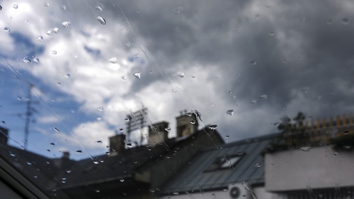 Na snímke kvapky dažďa na strešnom okne domu v mestskej časti Staré Mesto v Bratislave.
