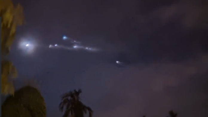 Úlomky čínskej rakety horia po vstupe do atmosféry.