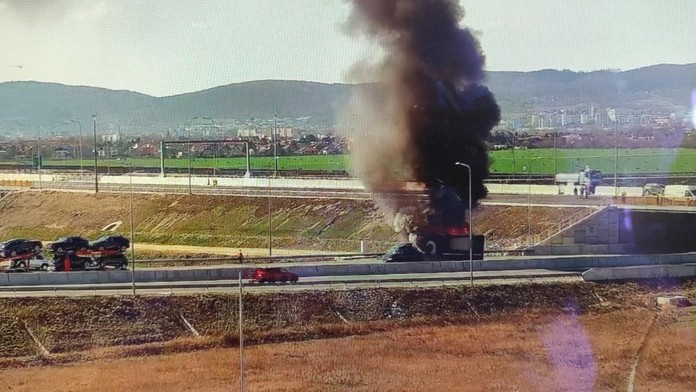 Požiar kamióna na diaľnici D4. Doprava je obmedzená