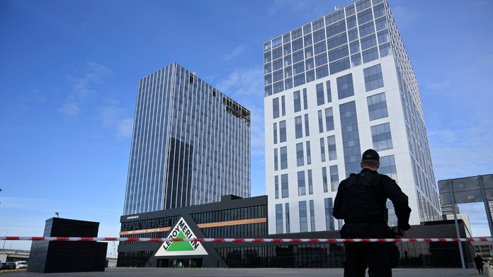 Zničená budova po útoku dronom.