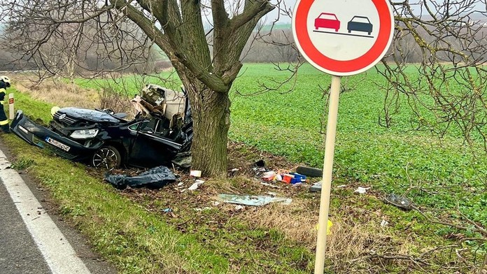 Tragédia pri Nitre: Náraz do stromu neprežil 38-ročný vodič, z auta zostal vrak