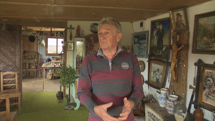 V jeho rukách staré veci opäť ožívajú. Svoj dom premenil na súkromnú galériu