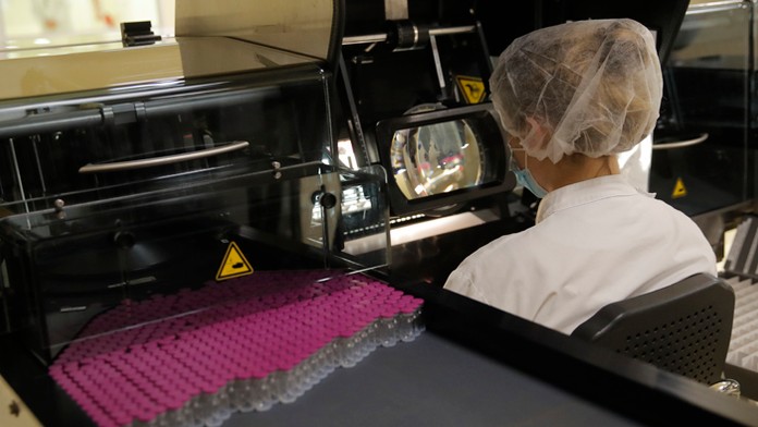 Na ilustračnej snímke výroba vakcíny Pfizer/BioNTech.