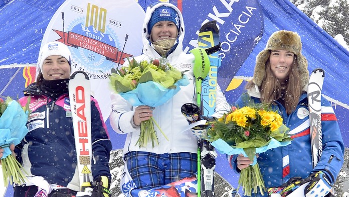 Slovenské lyžiarky Veronika Velez-Zuzulová a Petra Vlhová s českou reprezentantkou Martinou Dubovskou.