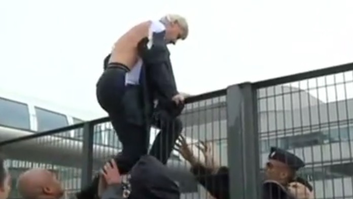 Manažérom dotrhali šaty. Do bezpečia preskakovali cez plot