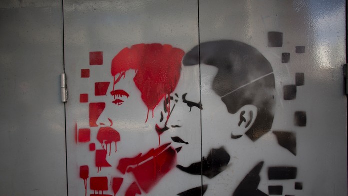 Brána pokrytá portrétmi bývalého venezuelského prezidenta Huga Cháveza (vpravo) a súčasnú hlavu štátu  Nicolása Madura.