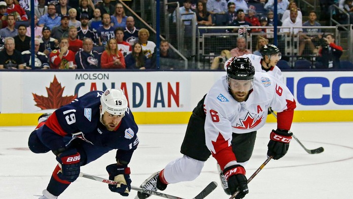 Američan Brandon Dubinsky a Kanaďan Drew Doughty v súboji o puk.