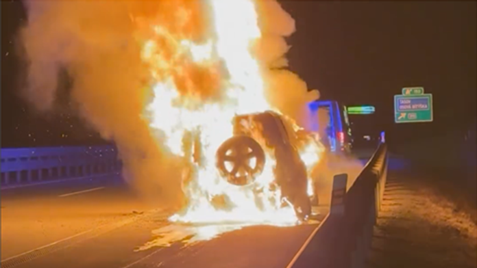 Raper Rytmus zverejnil zábery svojho horiaceho auta. Vybuchlo počas jazdy