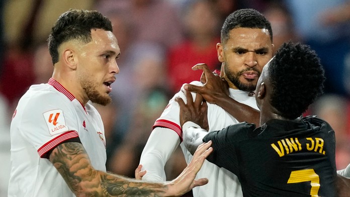 Vinícius v hádke s hráčmi Sevilly