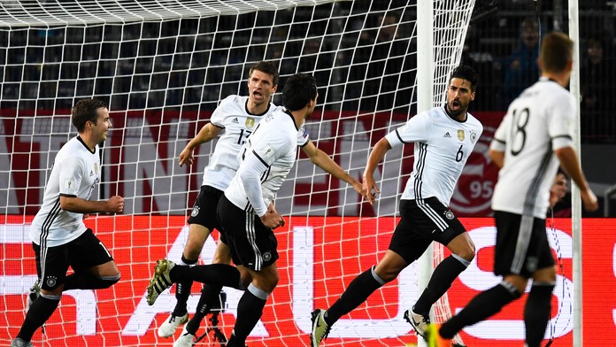 Nemec Sami Khedira (druhý sprava) oslavuje gól proti Severnému Írsku v kvalifikácii MS 2018.