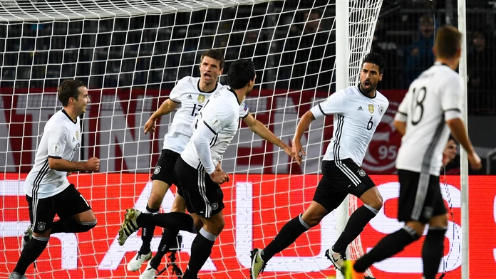 Nemec Sami Khedira (druhý sprava) oslavuje gól proti Severnému Írsku v kvalifikácii MS 2018.