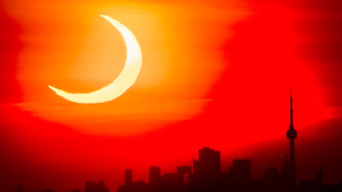 Prstencové zatmenie Slnka na oblohe v Toronte. 