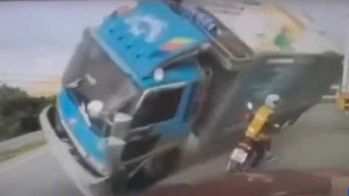 VIDEO: Na ženu na motorke sa vo veľkej rýchlosti prevrátil kamión. Ako zázrakom unikla istej smrti