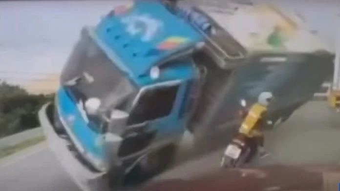 VIDEO: Na ženu na motorke sa vo veľkej rýchlosti prevrátil kamión. Ako zázrakom unikla istej smrti