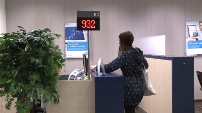 Študentka v banke. (ilustračné foto)