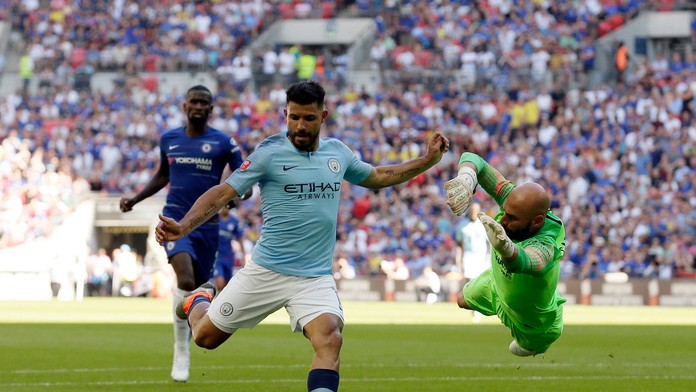 Sergio Agüero strieľa druhý gól v zápase.