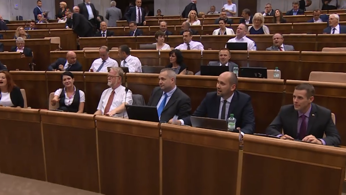 Opoziční poslanci kričia "hanba"