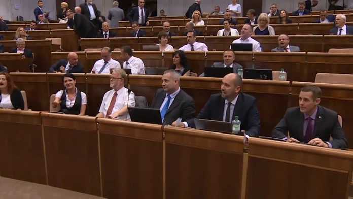 Opoziční poslanci kričia "hanba"