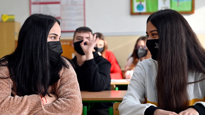 Žiaci 9. ročníka počas vyučovania v ZŠ s materskou školou  v Novosade, okrese Trebišov.