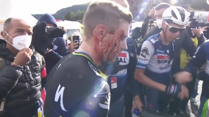 VIDEO: Krv a zlato. Evenepoel sa v cieli zrazil s novinárkou, po triumfe ho zaliala krv