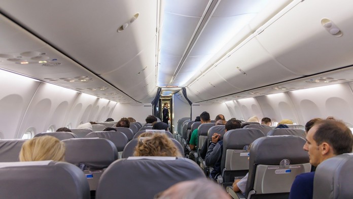 Smrť na palube lietadla. Mŕtvu pasažierku viezli 13 hodín, cestujúci cítili zápach