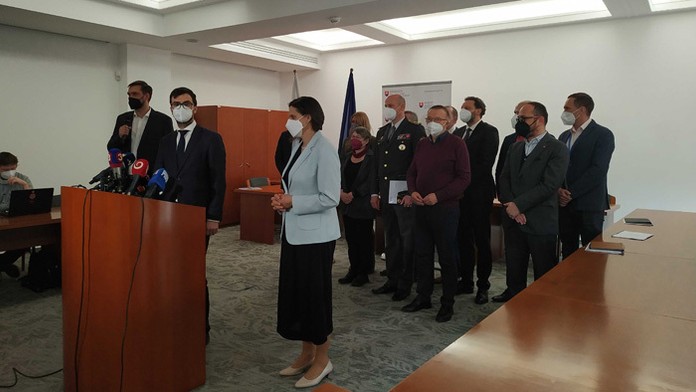 Členovia komisie, ktorá prešetrovala udalosti smrti Milana Lučanského.