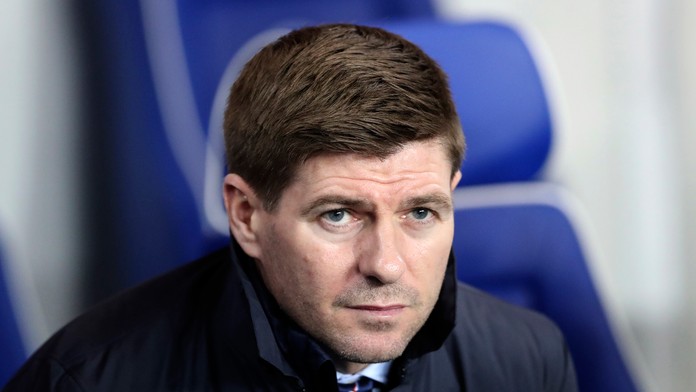 Tréner Steven Gerrard na lavičke Glasgowu Rangers.