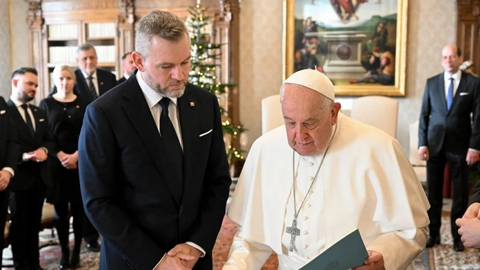 Prezident SR Peter Pellegrini (vľavo) a pápež František počas súkromnej audiencie vo Vatikáne v pondelok 9. decembra 2024. 