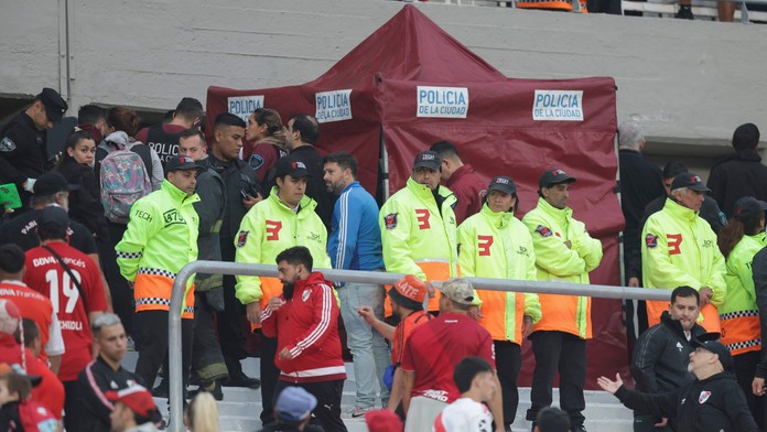 Policajti na tribúne, z ktorej vypadol fanúšik počas zápasu.