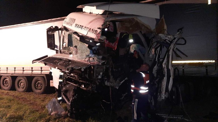 Zdemolovanbá kabína kamióna po nehode.