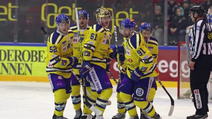 Hráči Storhamaru Dragons sa tešia po góle.