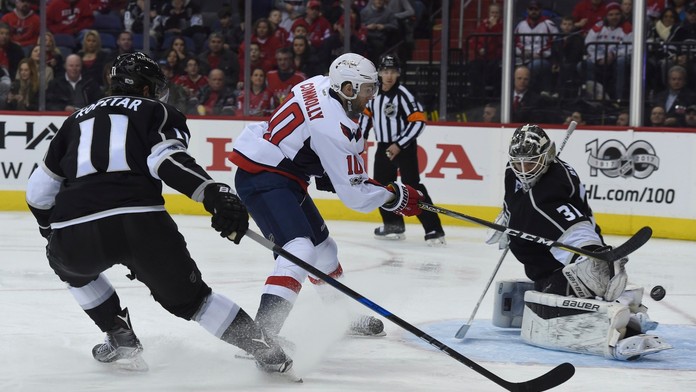 Brett Connolly (Washington Capitals) strieľa gól Petrovi Budajovi (LA Kings).