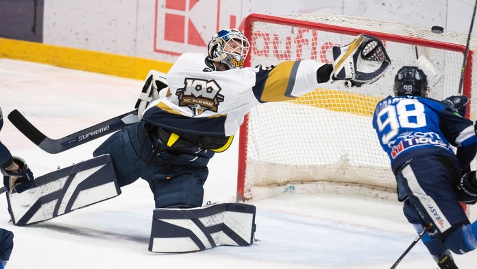 Na snímke vľavo brankár Kristers Gudlevskis (Slovan) a vpravo Peter Bjalončík (Poprad).