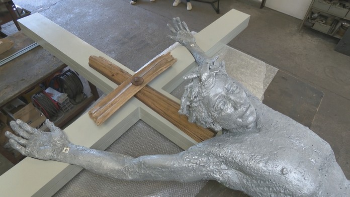 Kríž má šesť metrov.