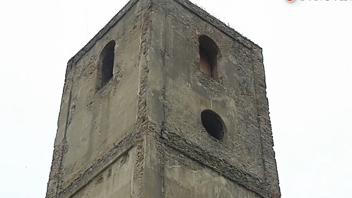 Nešťastie pri oprave ruiny kláštora. Marek (19) sa zrútil z veže