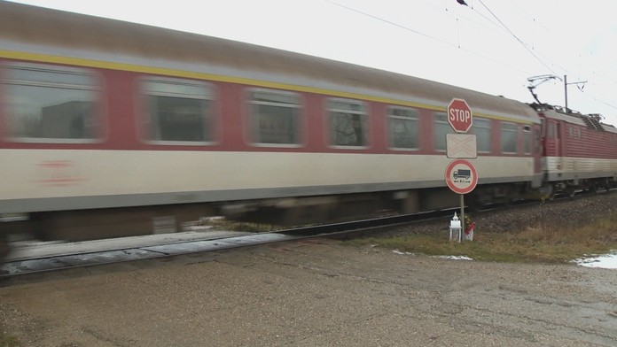 Na železničných priecestiach zomiera mnoho ľudí. 