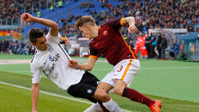 Vľavo hráč  Alberto Grassi (Atalanta Bermago) v súboji o loptu s hráčom AS Rím Lucasom Digneom.