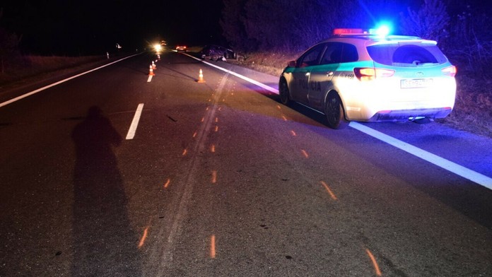 Auto po nehode, ktoré šoféroval 14-ročný nevodič medzi obcami Čáry a Kúty.