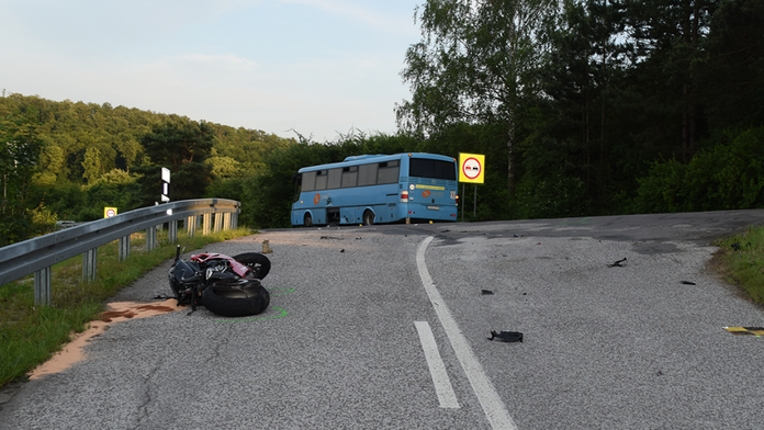 Na snímke motorka a autobus po zrážke.