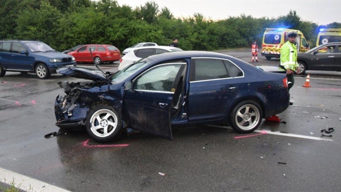 Pri nehode sa zranilo osem ľudí.