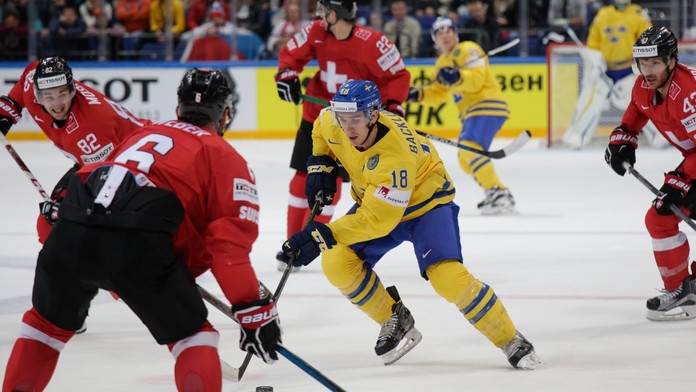 Švédsky reprezentant Mikael Backlund v akcii v zápase so Švajčiarskom.