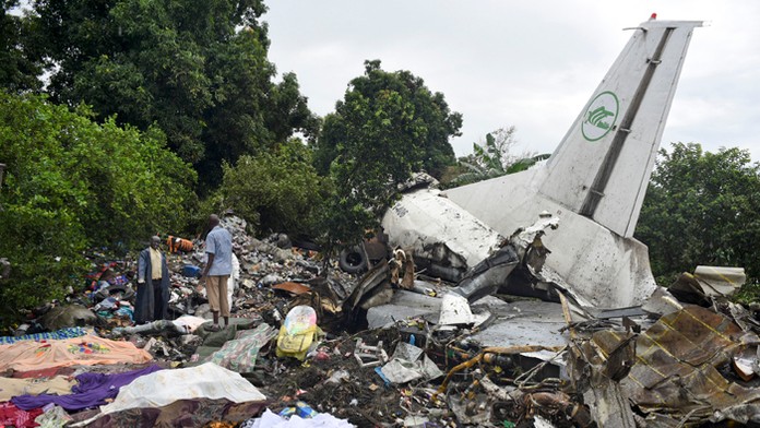 Pohľad na miesto havárie ruského stroja An-12 v Južnom Sudáne.