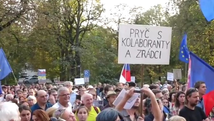 Protest pred ruskou ambasádou v Prahe.