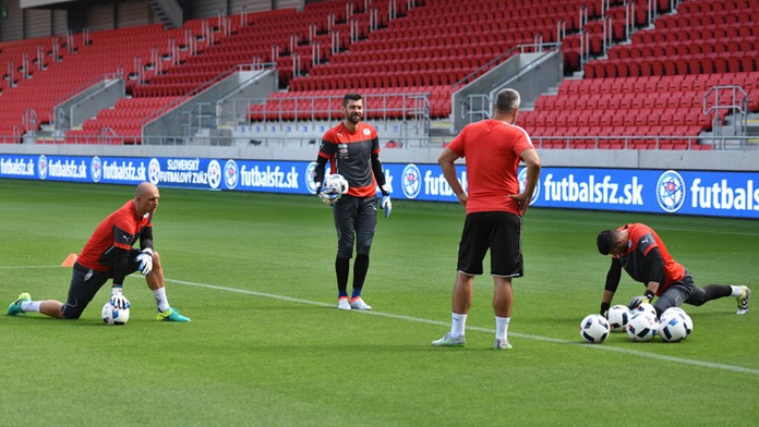 Reprezentační brankári (zľava) Ján Mucha, Matúš Kozáčik, ich tréner Miroslav Seman a Ján Novota. 