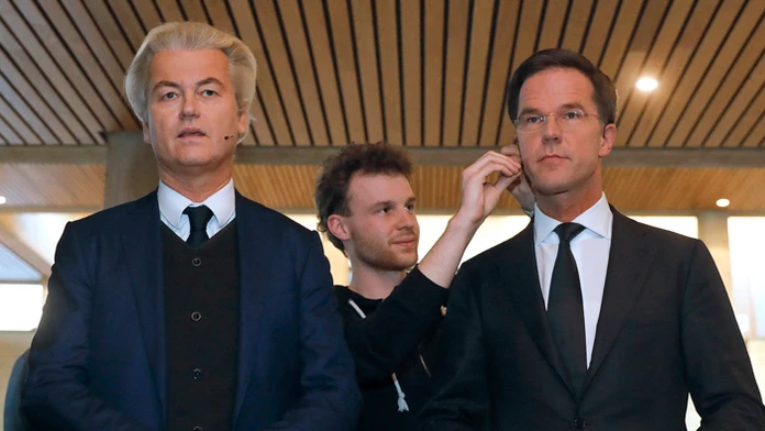 Holandský premiér Mark Rutte (vpravo) a šéf Strany za slobodu Geert Wilders. 