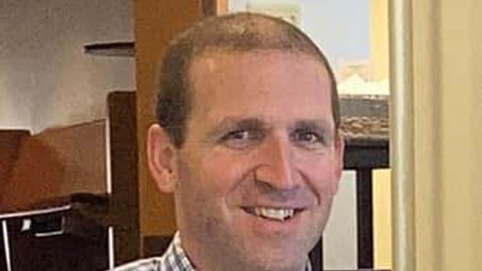 Niekoľko týždňov ho hľadali márne. Muž predstieral svoju smrť, aby utiekol za milenkou