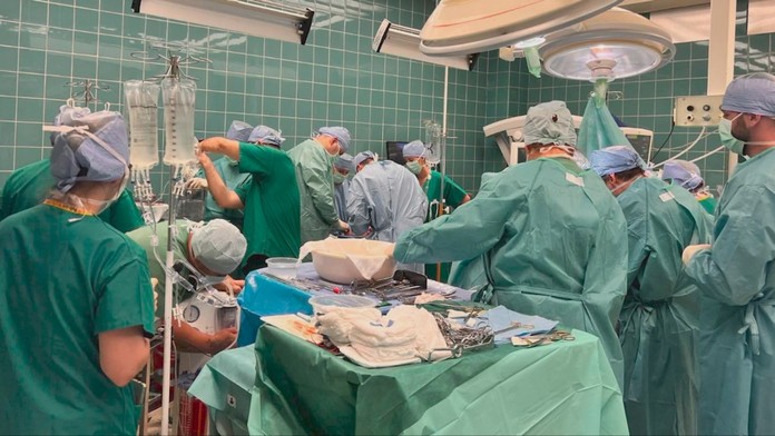 Platy zdravotníkov majú rásť rovnako ako pred konsolidáciou, rozhodol parlament