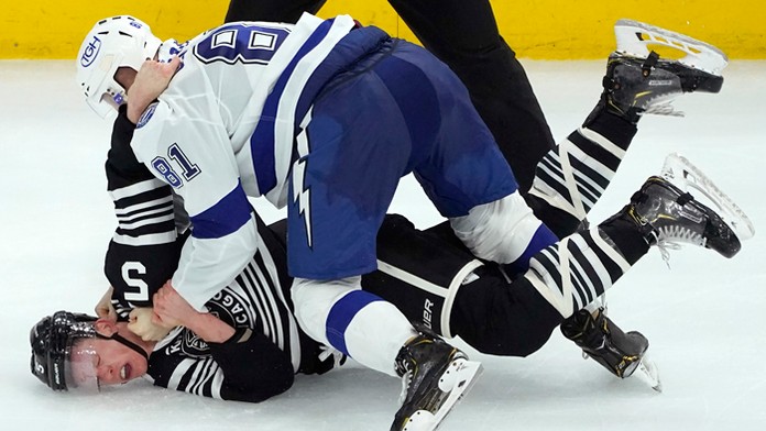 Erik Černák a Connor Murphy sa bijú počas zápasu.