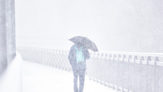 Zľava Owen Tippett a Evan Bouchard z Kanady po prehre s Ruskom na MS do 20 rokov.